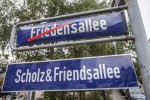 Symbolische Umbenennung der Friedensallee in Scholz & Friendsallee